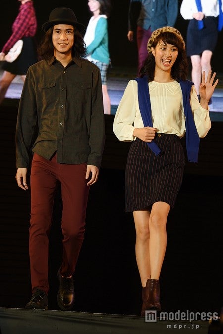 岡本あずさの投げキスに胸キュン メンノンモデルと2ショット