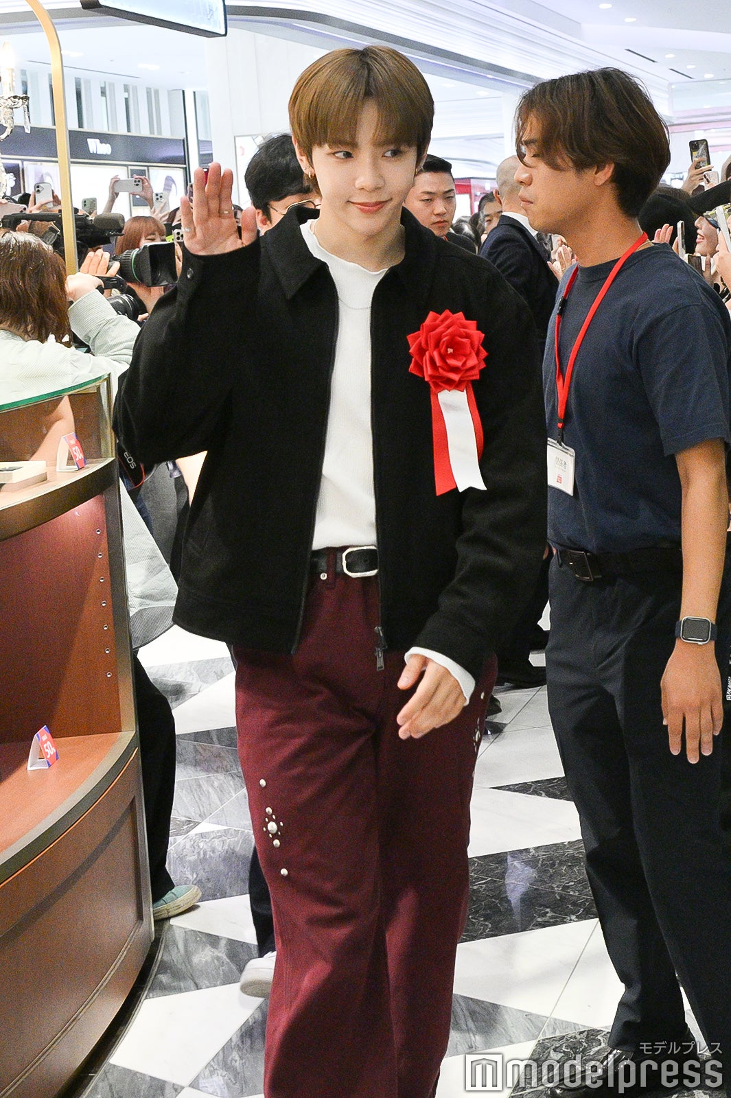 報道陣に手を振るショウタロウ（C）モデルプレス