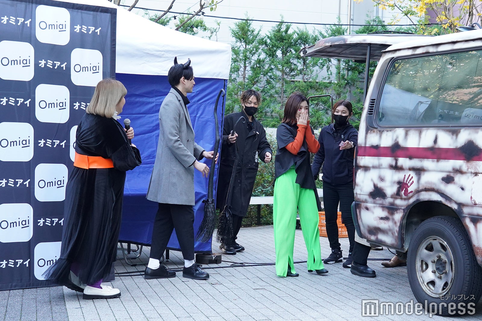 ホラー救急車に乗り込む福田麻貴、かなで／3時のヒロイン（C）モデルプレス