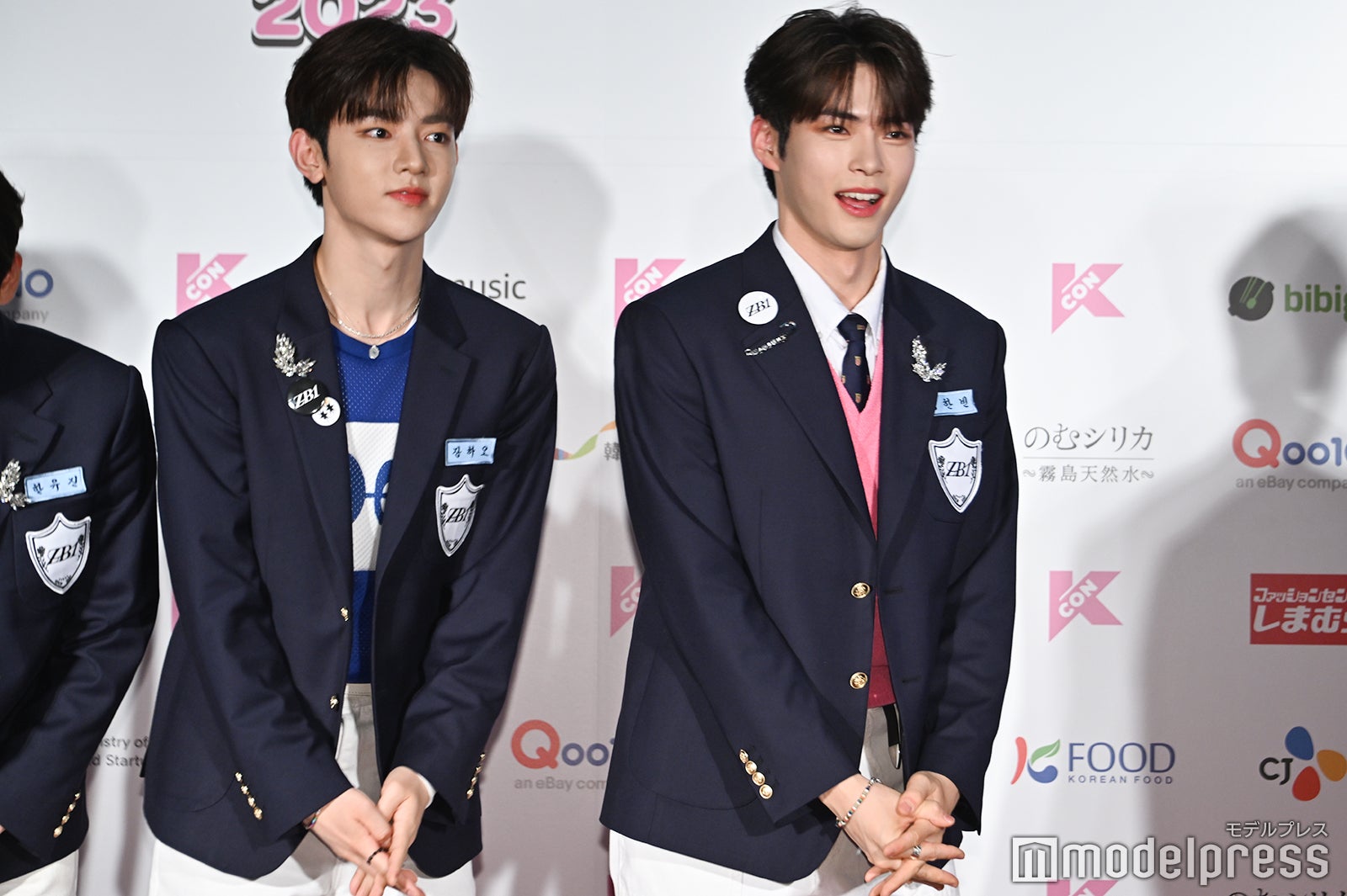 ポーズがシンクロしているジャン・ハオ、ソン・ハンビン（C）モデルプレス