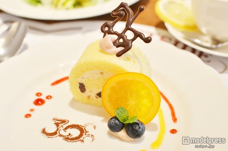 カルーセルモチーフのチョコが乗ったロールケーキ／イーストサイド・カフェ