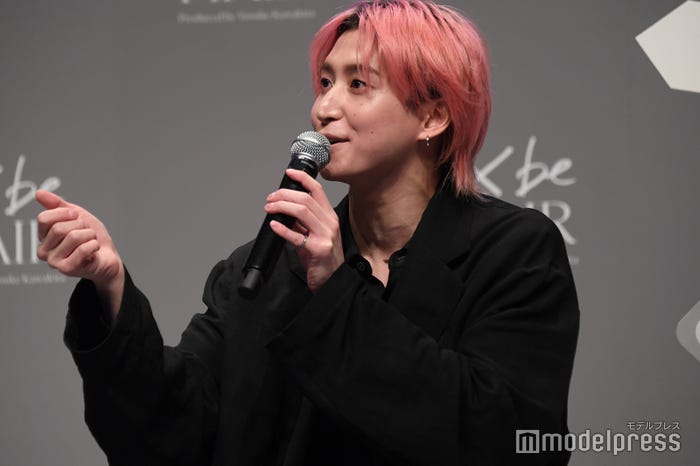 河北裕介氏のマネをする佐久間大介(C)モデルプレス