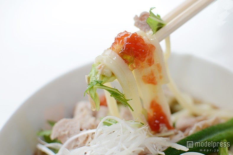 トマトゼリーとうどんがよく絡む