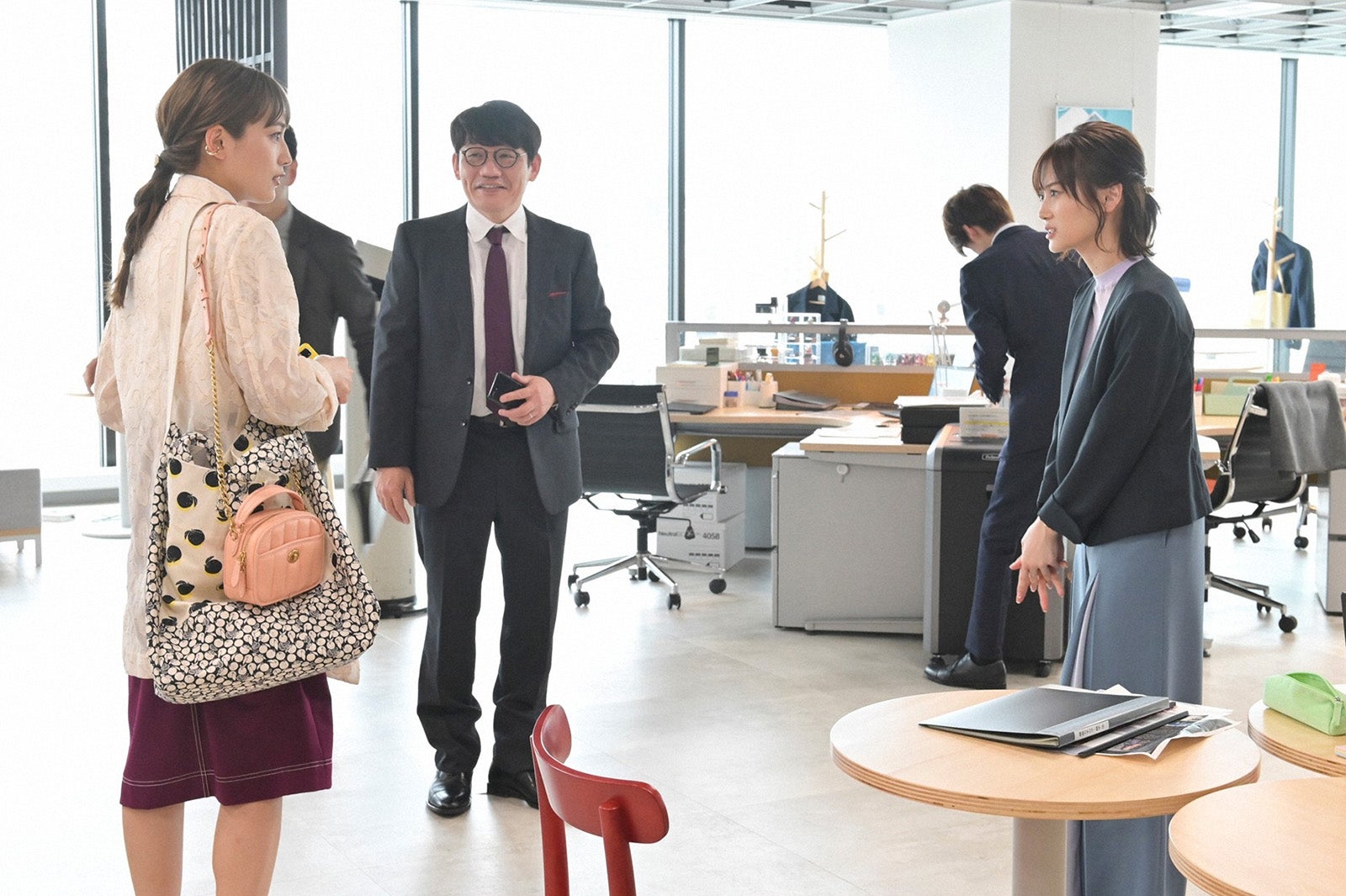 川口春奈、飯尾和樹（ずん）、山下美月「着飾る恋には理由があって」第4話より（C）TBS