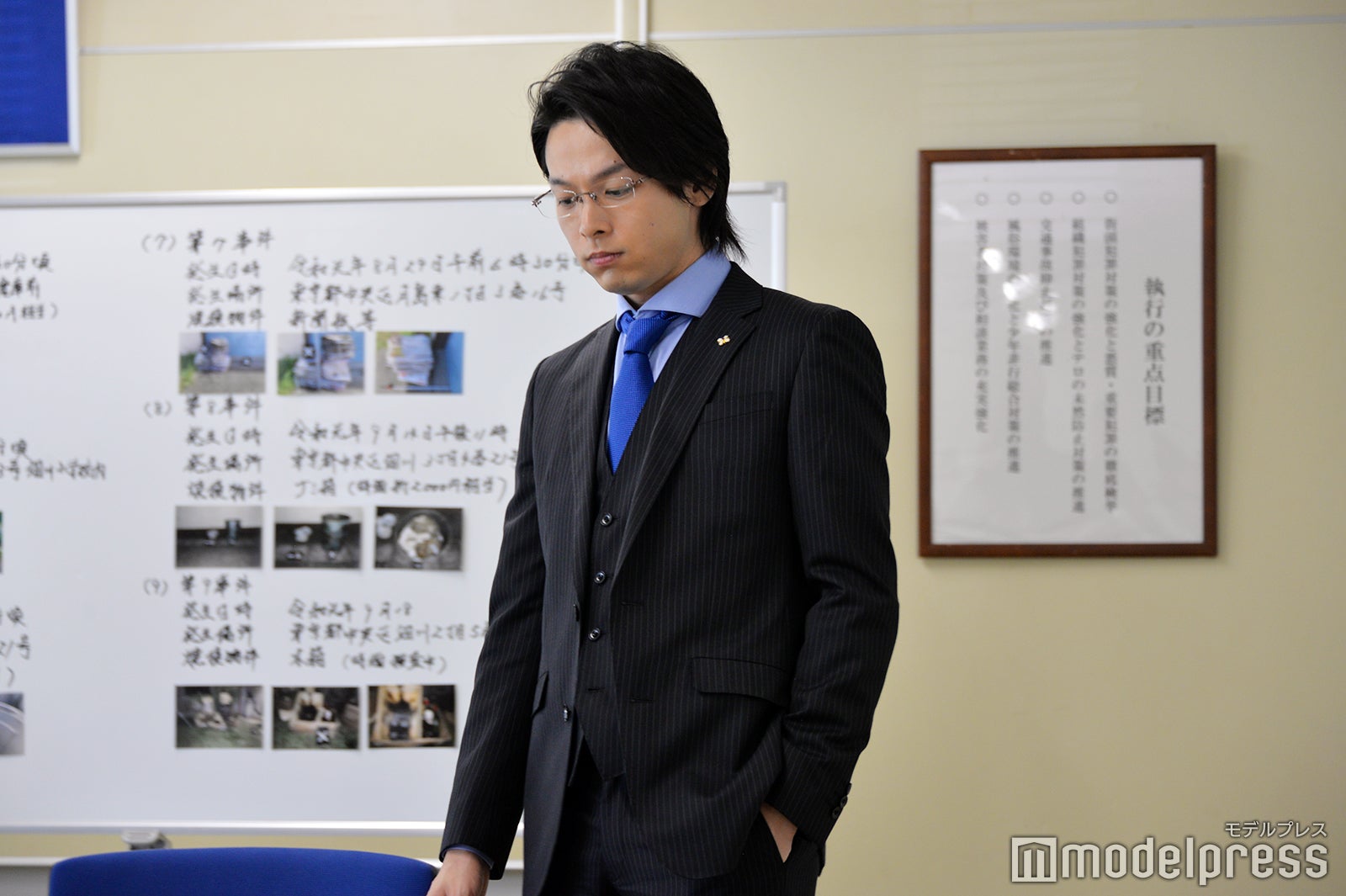 何かをもぐもぐしながらやってきた中村倫也（C）モデルプレス