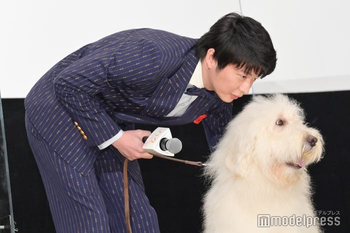 ベックを落ち着かせる田中圭(C)モデルプレス