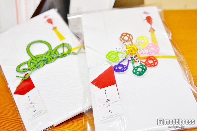 （左から）結び竹￥1944（税込み）、かざぐるま￥3888（税込み）／画像提供：千と世水引