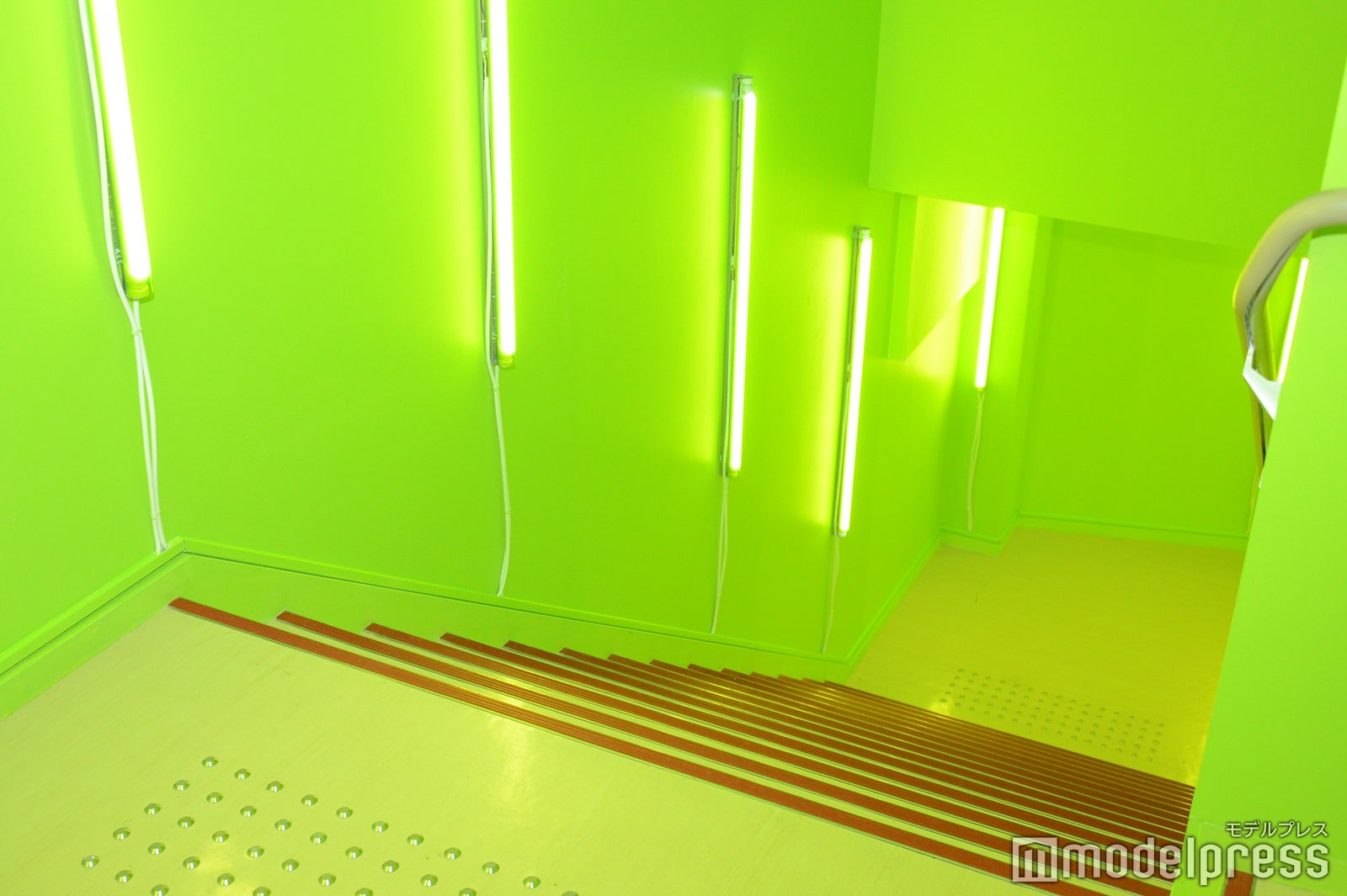 12階と屋上階をつなぐ階段（C）モデルプレス