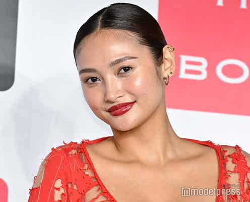 “驚異の10等身”香川沙耶、圧巻美脚スラリ ジャケットスタイルに反響「かっこよすぎ」「まさに美」