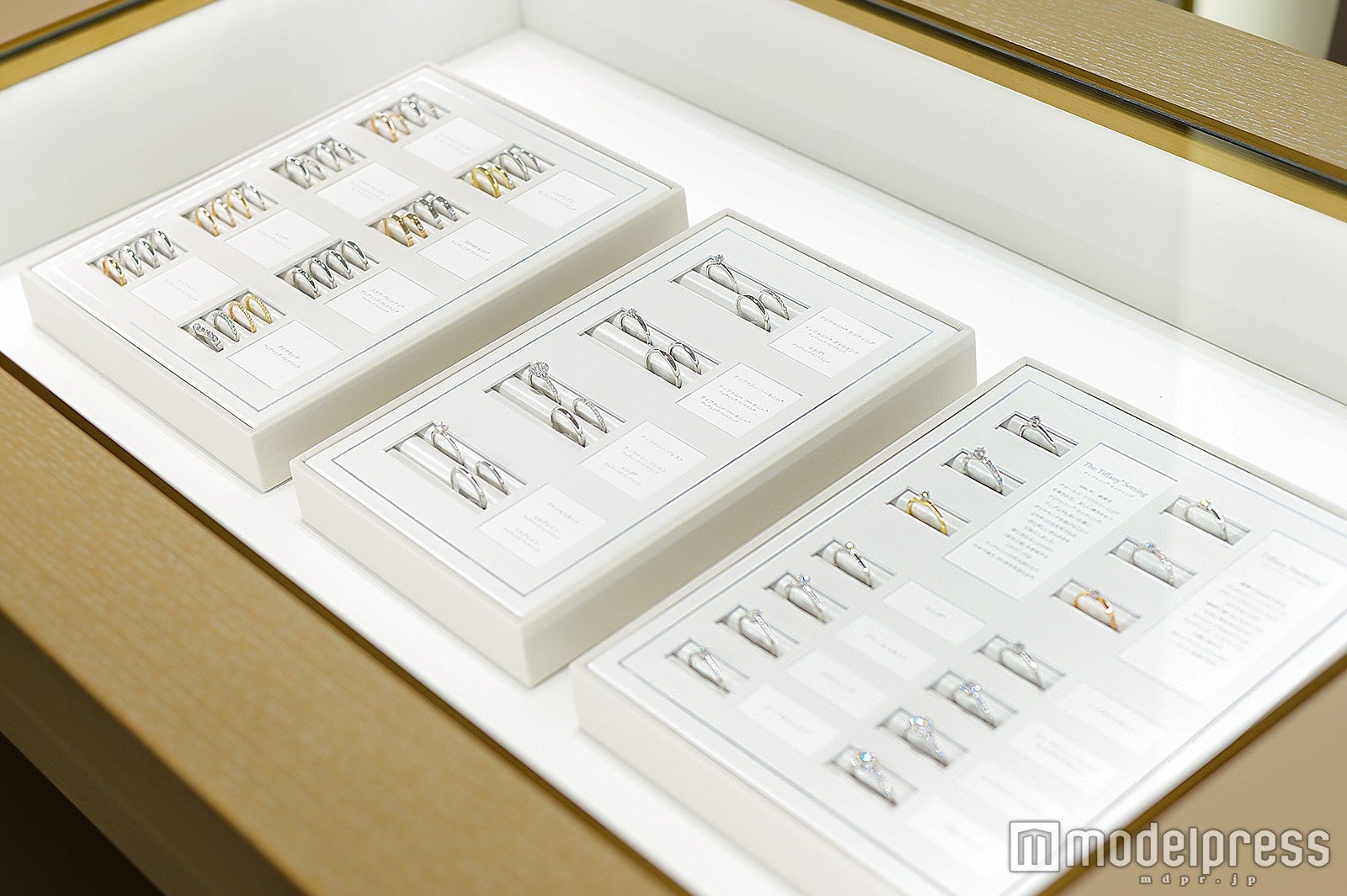 テーブルの中のショーケースで全てのラインナップを見ることが可能（C）モデルプレス