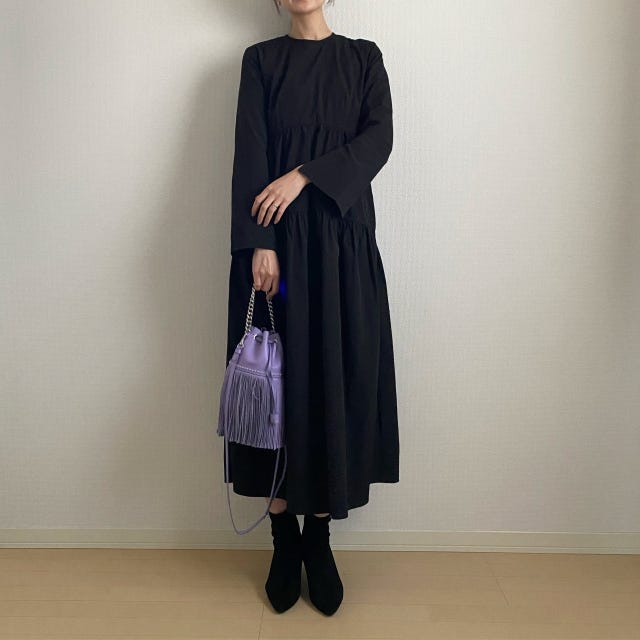 黒　ワンピース　コーデ　バッグ