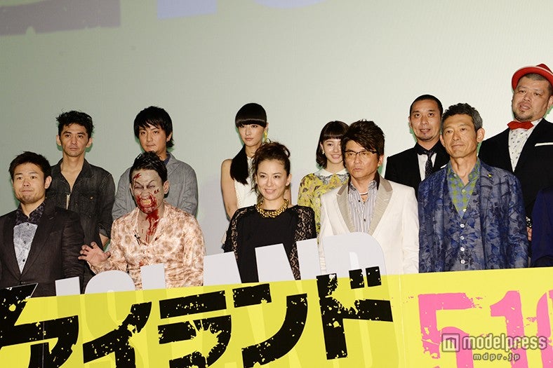 会見の様子【後列左から】村上淳、上地雄輔、シシド・カフカ、山本舞香、大悟（千鳥）、川島邦裕（野性爆弾）【前列左から】品川ヒロシ監督、宮川大輔、鈴木砂羽、哀川翔、鶴見辰吾
