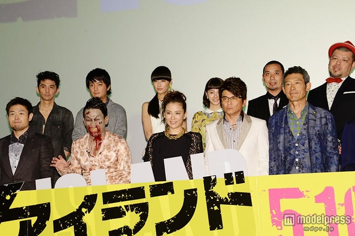 会見の様子【後列左から】村上淳、上地雄輔、シシド・カフカ、山本舞香、大悟(千鳥)、川島邦裕(野性爆弾)【前列左から】品川ヒロシ監督、宮川大輔、鈴木砂羽、哀川翔、鶴見辰吾