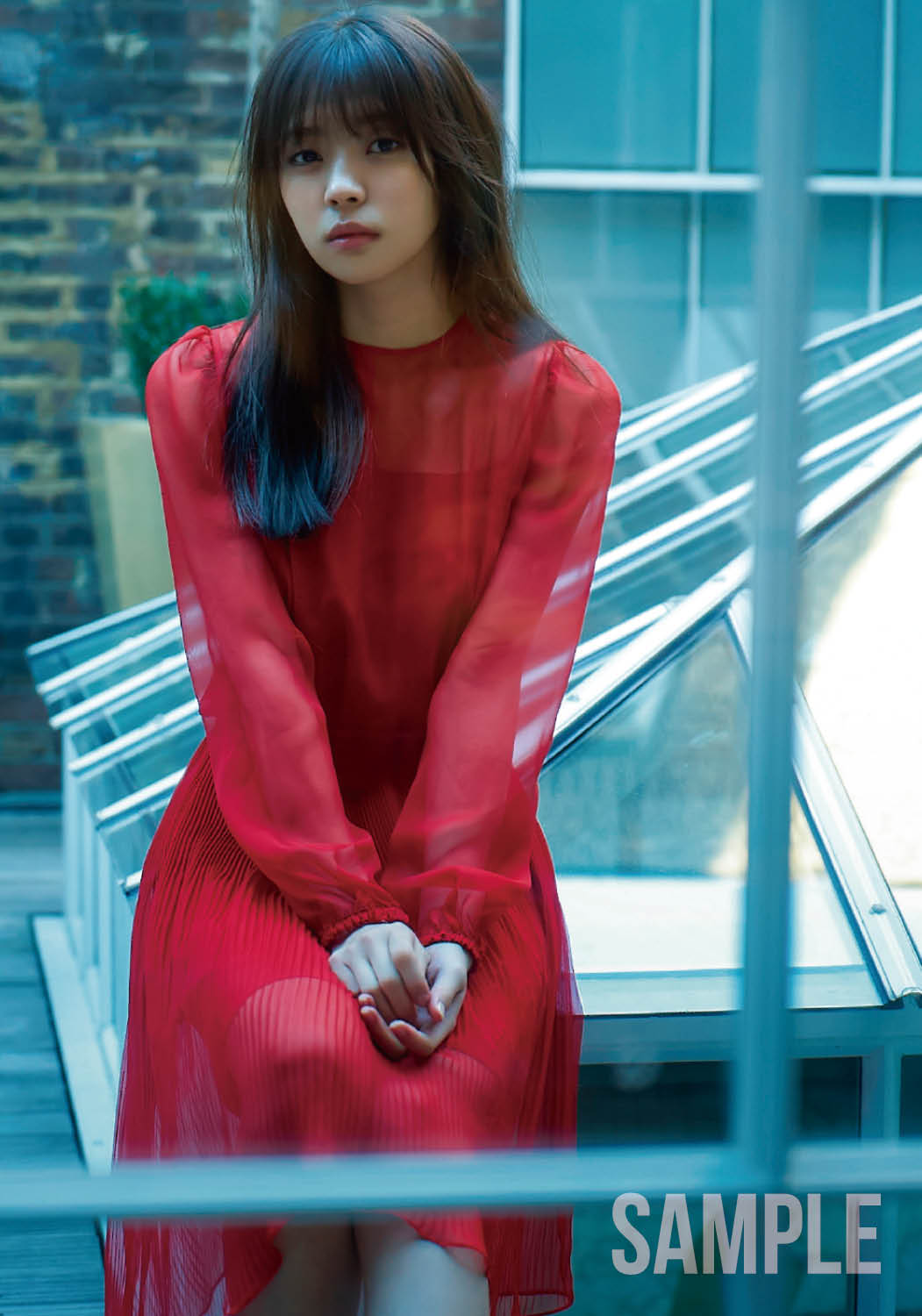 小林由依／店舗（楽天ブックス）限定生写真（画像提供：KADOKAWA）