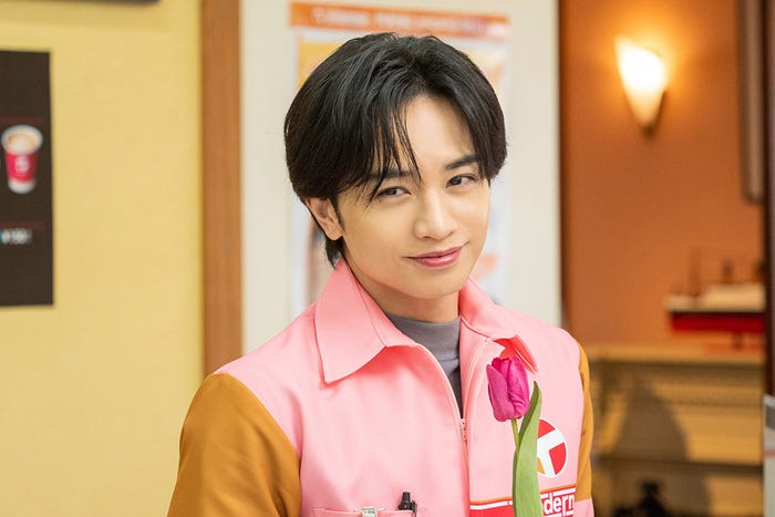 中島健人「コンビニ兄弟 テンダネス門司港こがね村店」志波三彦役ビジュアル(C)NHK