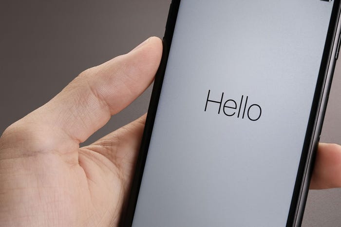 肌身離さずスマホを持ち歩いていたら浮気の可能性大/Photo by ぱくたそ