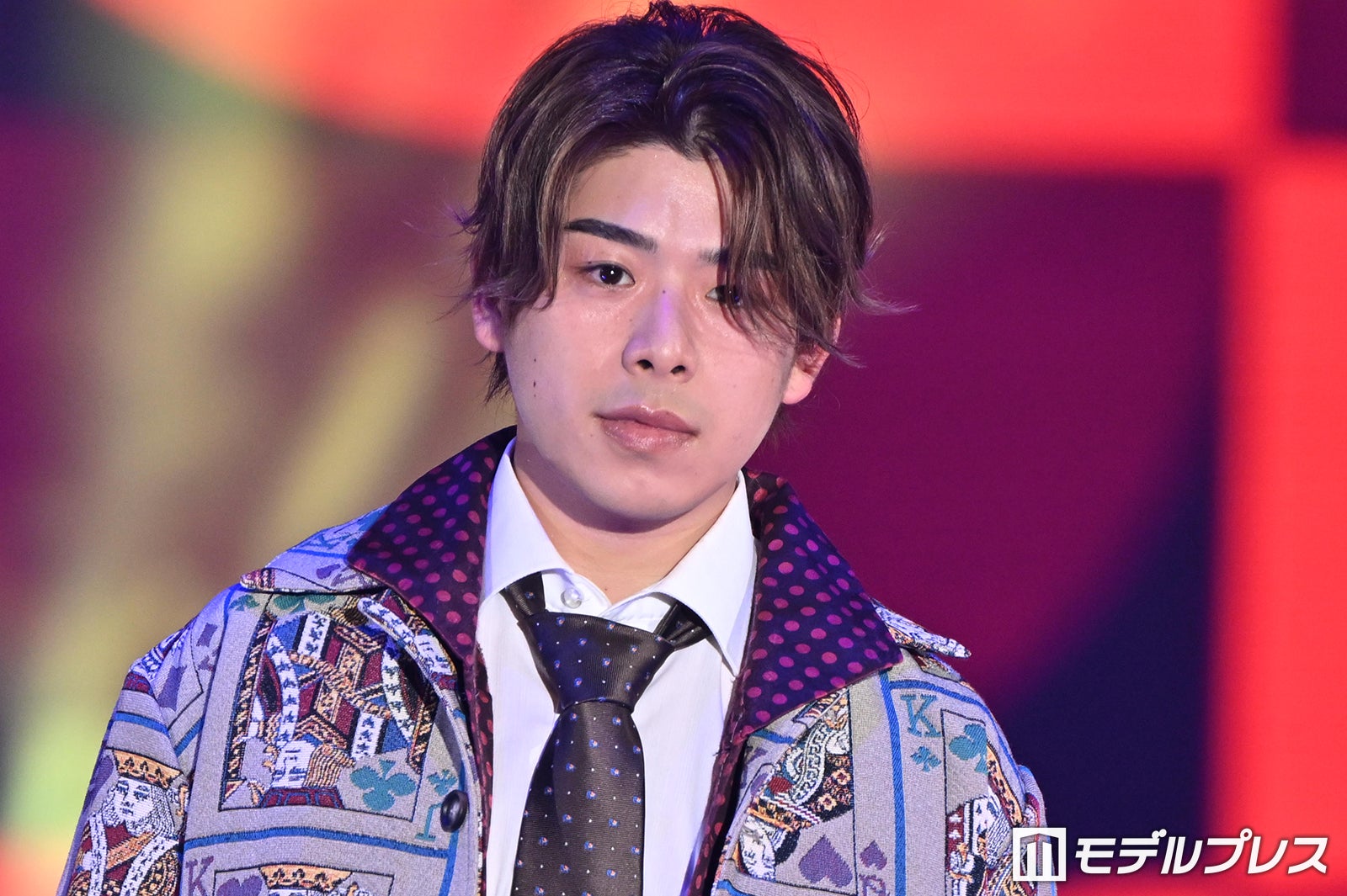 こーくん、ソロでランウェイ登場 トランプ柄ジャケットがインパクト大【ガルアワ2026SS】