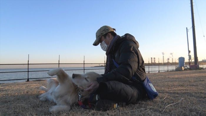 散歩中の坂上忍とコウタ(C)フジテレビ