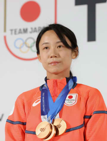 高木美帆 恒例のメダリスト写真で穏やかな笑み 氷上の戦い終え「やっと美帆さんスマイルが！」「凛として美しい」ファン反響 温かいメッセージ集まる