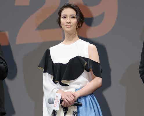 武井咲、アシンメトリーな“個性派”ドレスがインパクト抜群 ふんわりウェーブ前髪で大人っぽく<ファッションチェック>