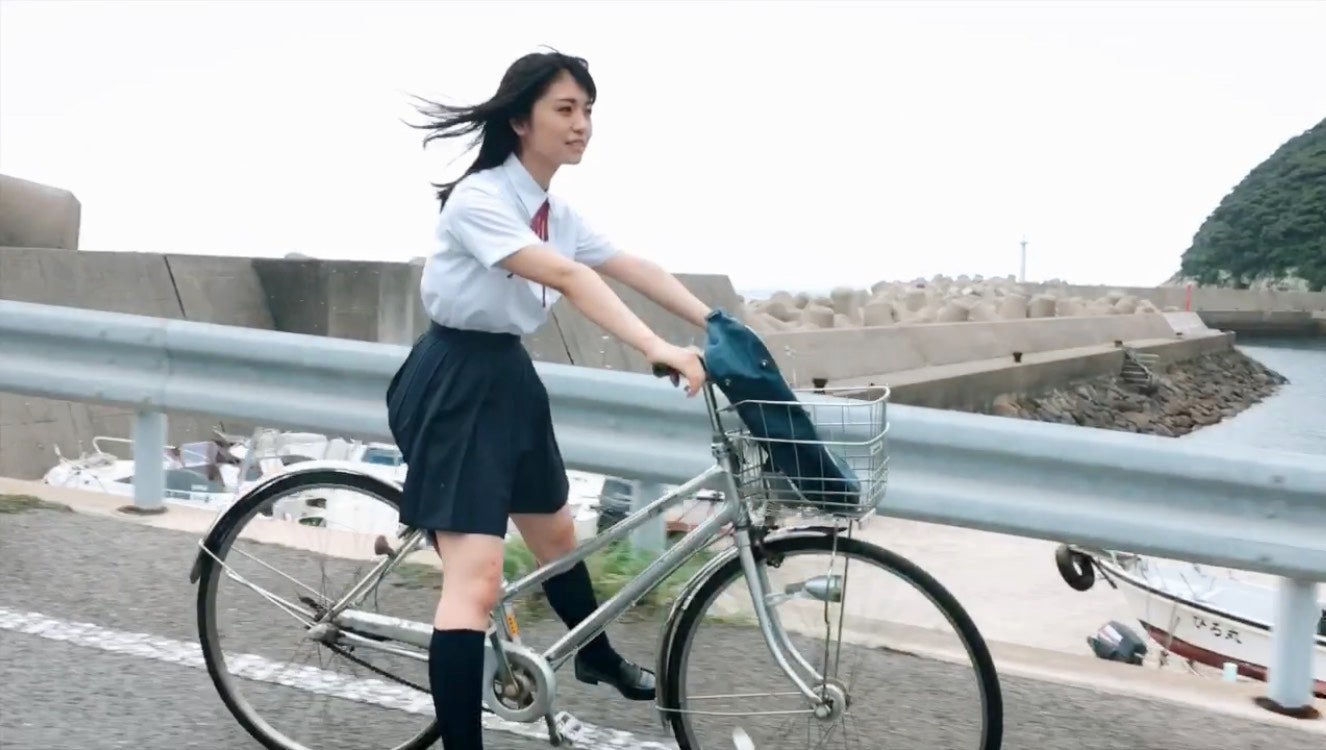 欅坂46長濱ねる、制服で“自転車デートなう”「映画かな？」「こんな青春を送りたかった」の声