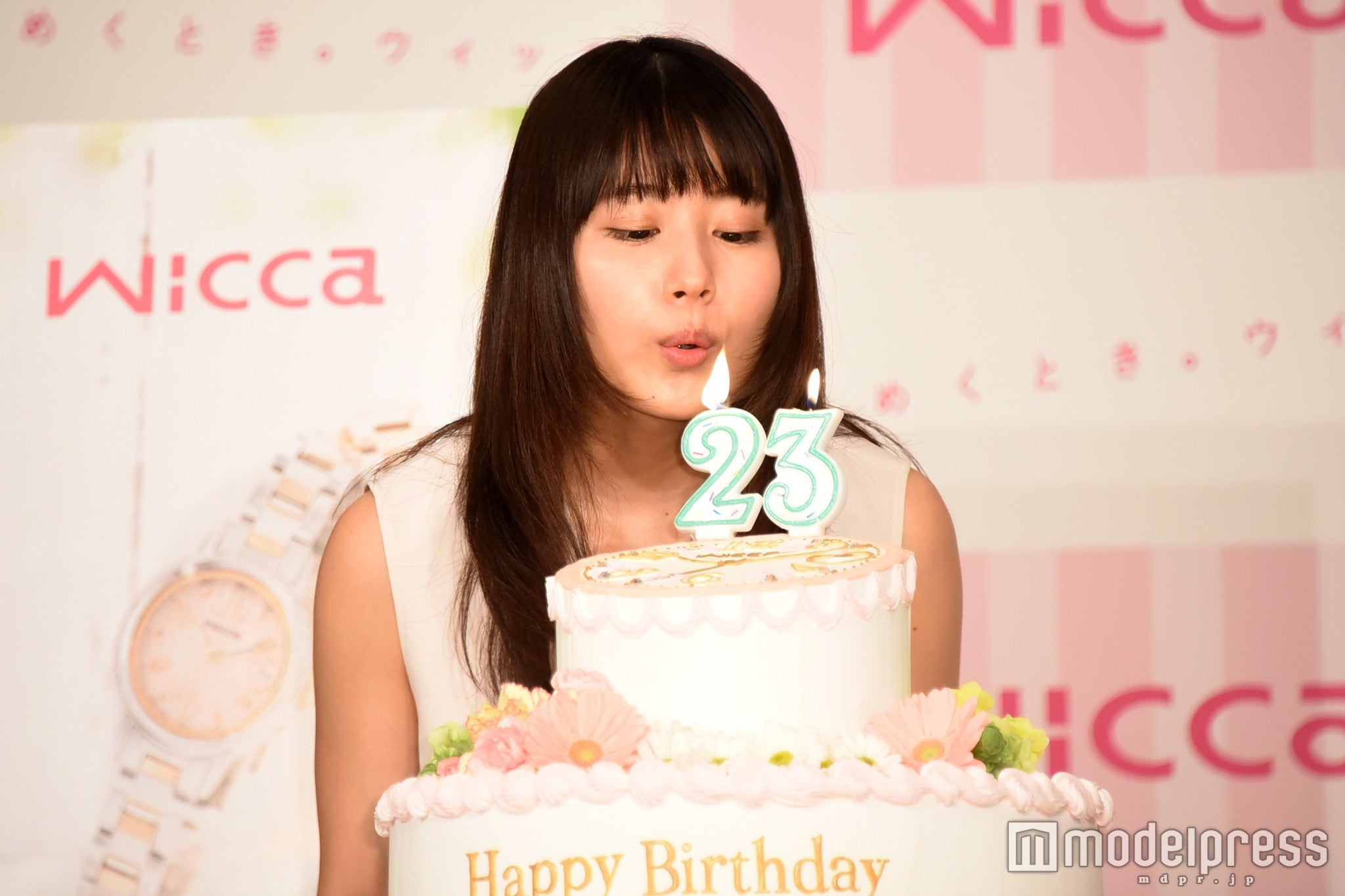 ロウソクを吹き消す表情も可愛い／有村架純（C）モデルプレス