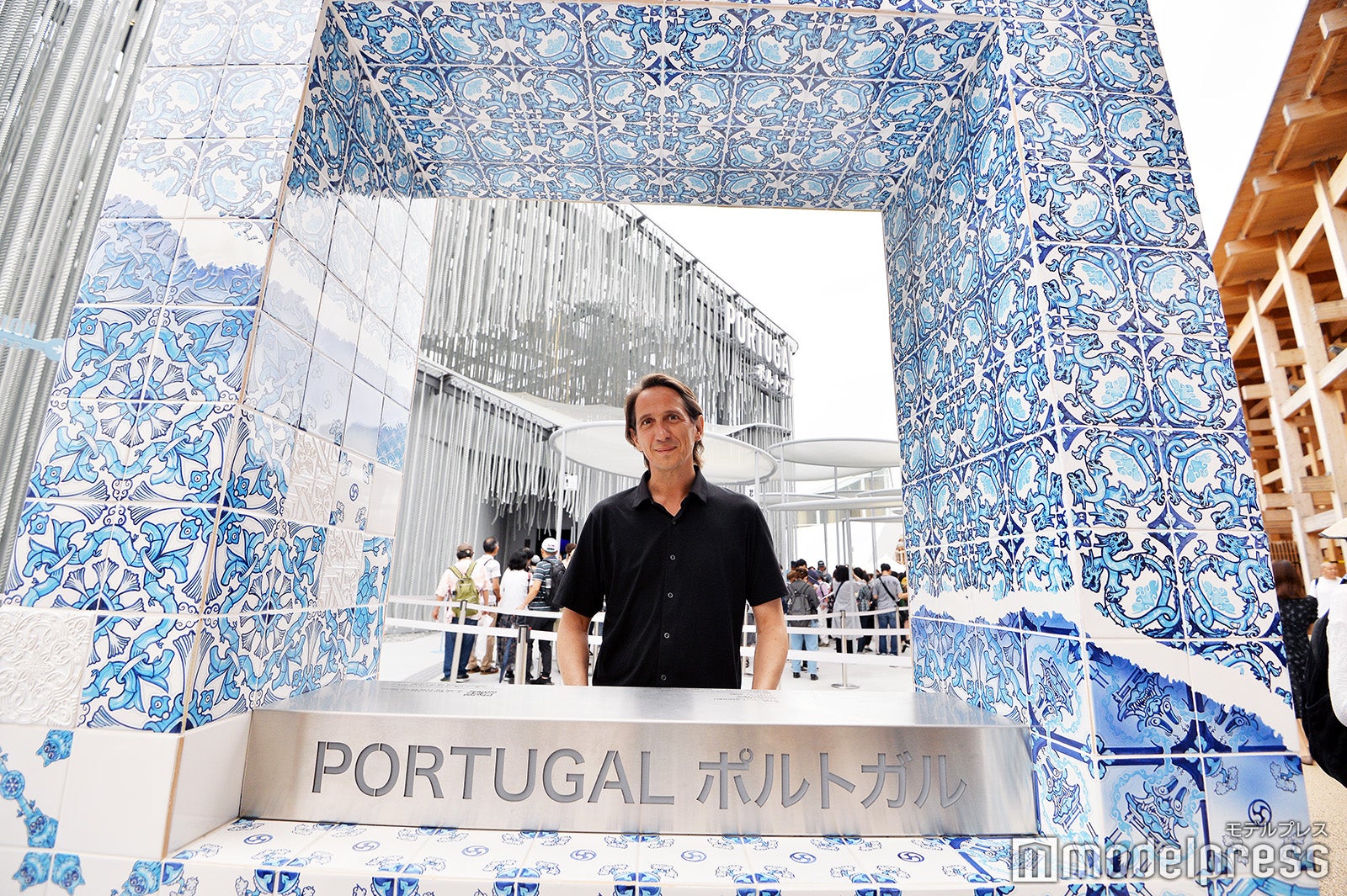 アズレージョタイル柄のフォトスポットではバックに見えるパビリオンと一緒に撮影できる／ポルトガル館（C）モデルプレス