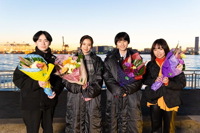 (左から)てつお監督、田鍋梨々花、本田響矢、ゆうほ監督 (C)2022 HJ Holdings, Inc.