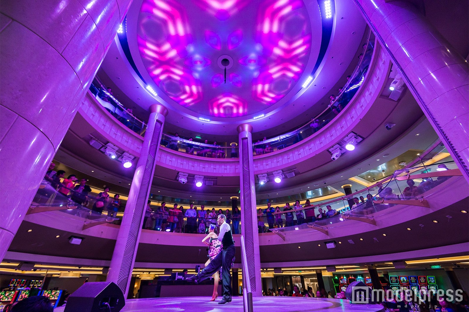 バー360のパフォーマンスは必見 （C）モデルプレス