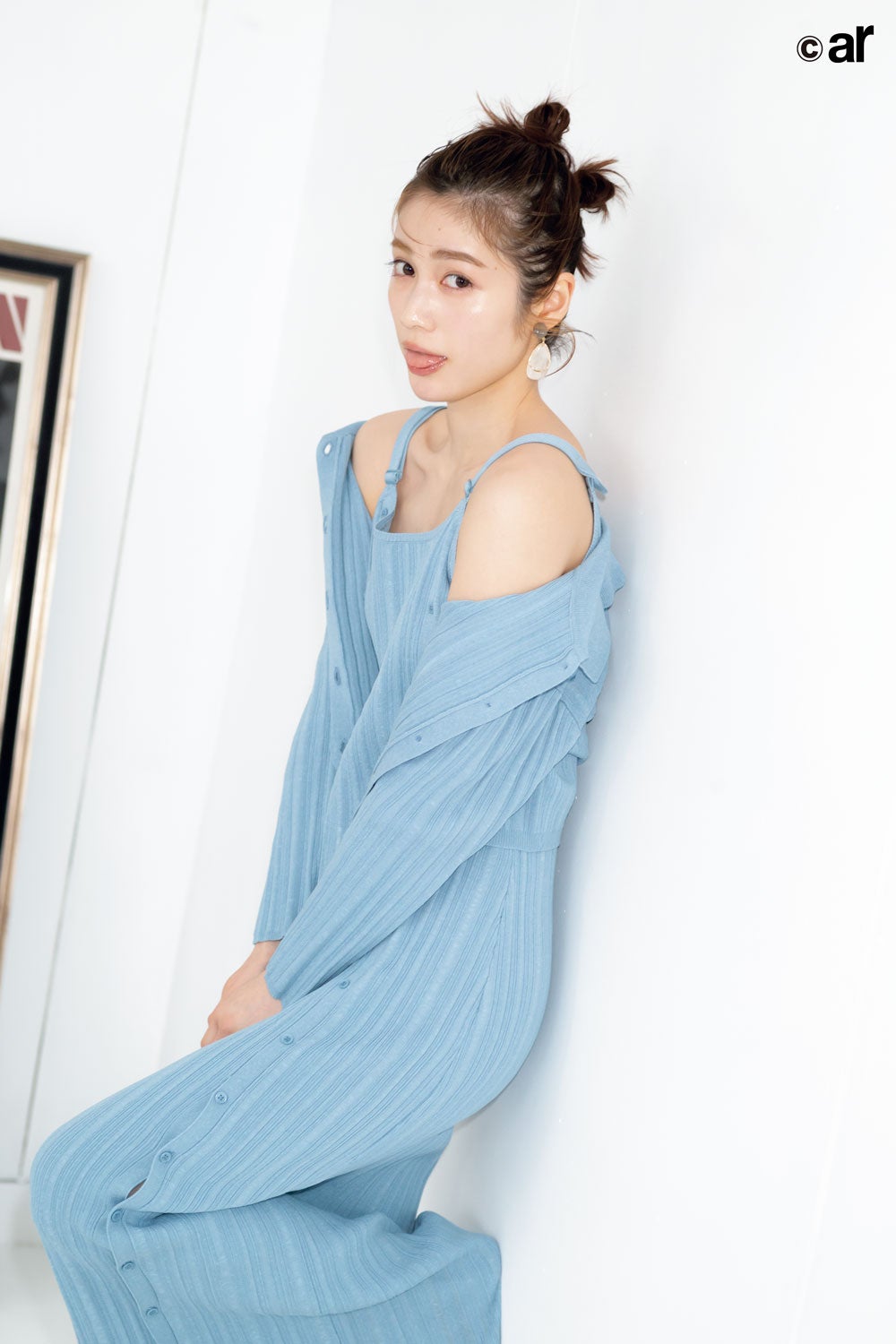 吉岡里帆 惜しみない美谷間を披露 Ar 1年半ぶり表紙で圧倒的透明感 モデルプレス