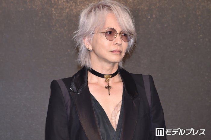 HYDE、オーストリアの宮殿前で撮影「妖艶な絵画のよう」「美しい物語が始まりそう」と反響