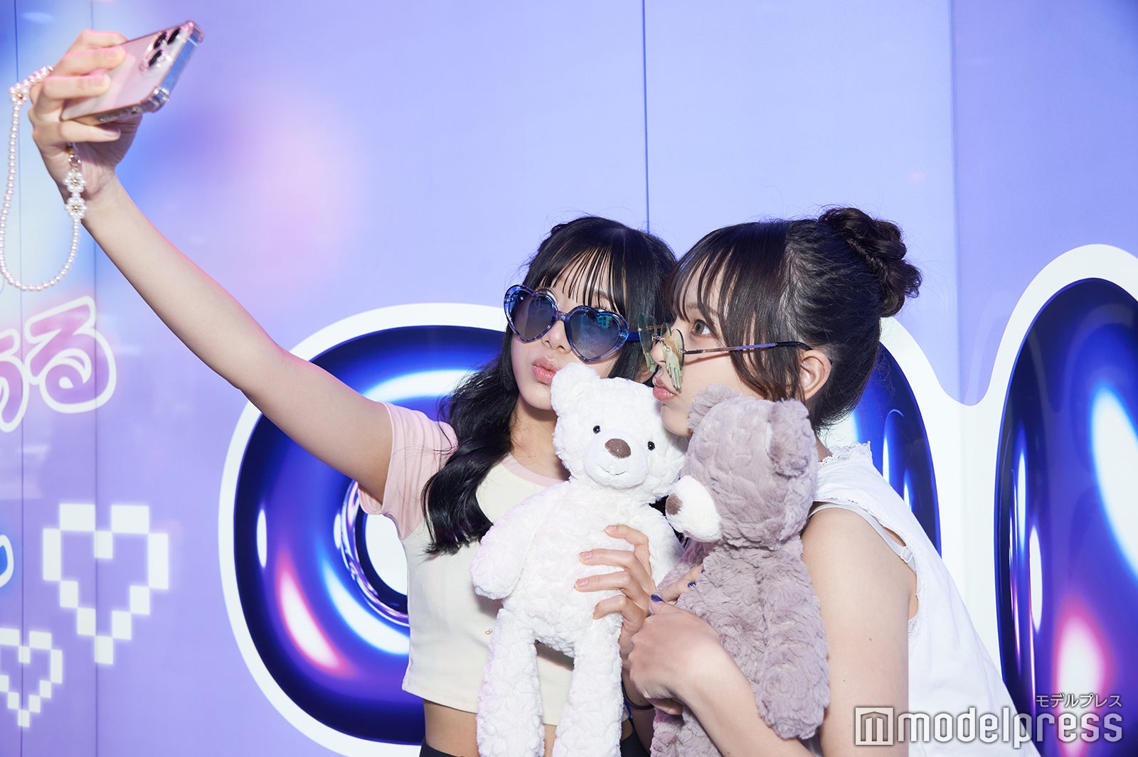 自撮りする人も（C）モデルプレス