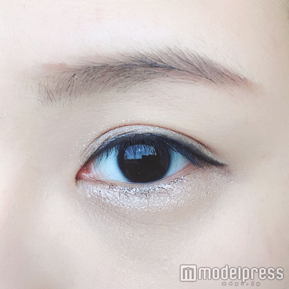 【セザンヌ】「ジェルアイライナー“40 ネイビー”」をまつ毛の間を埋めるように引く／写真：onoaki（C）モデルプレス