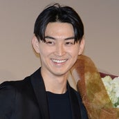 松田翔太 スーツ 黒縁メガネのニュースキャスター姿で 優しく注意 モデルプレス 松田翔太 スーツ 黒縁メガネのニュースキャスター姿で 優しく注意 モデルプレス