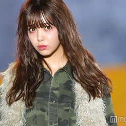 藤田ニコル、ミニスカ×ニーハイで美脚あらわ 大人な表情に釘付け<関コレ2017A/W>