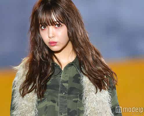 藤田ニコル、ミニスカ×ニーハイで美脚あらわ 大人な表情に釘付け<関コレ2017A/W>