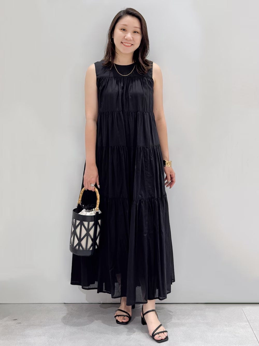 体のラインを拾わないティアードのAラインワンピが、華やかに見せてくれる　出典：WEAR