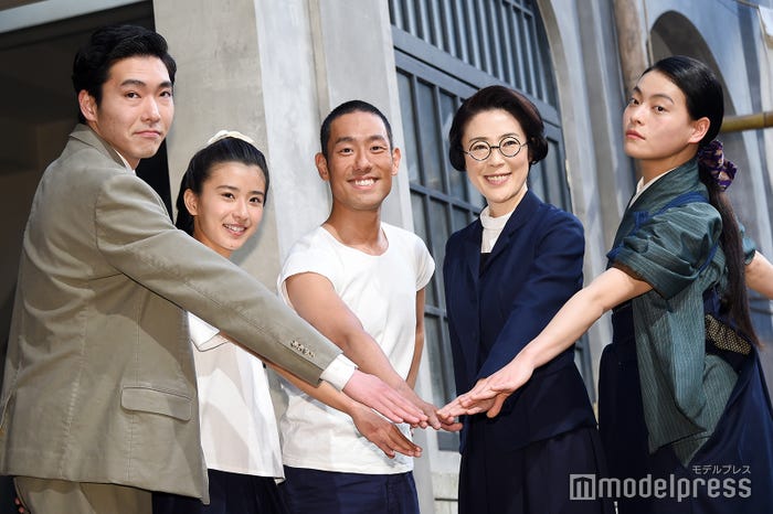 柄本佑、黒島結菜、中村勘九郎、寺島しのぶ、菅原小春(C)モデルプレス