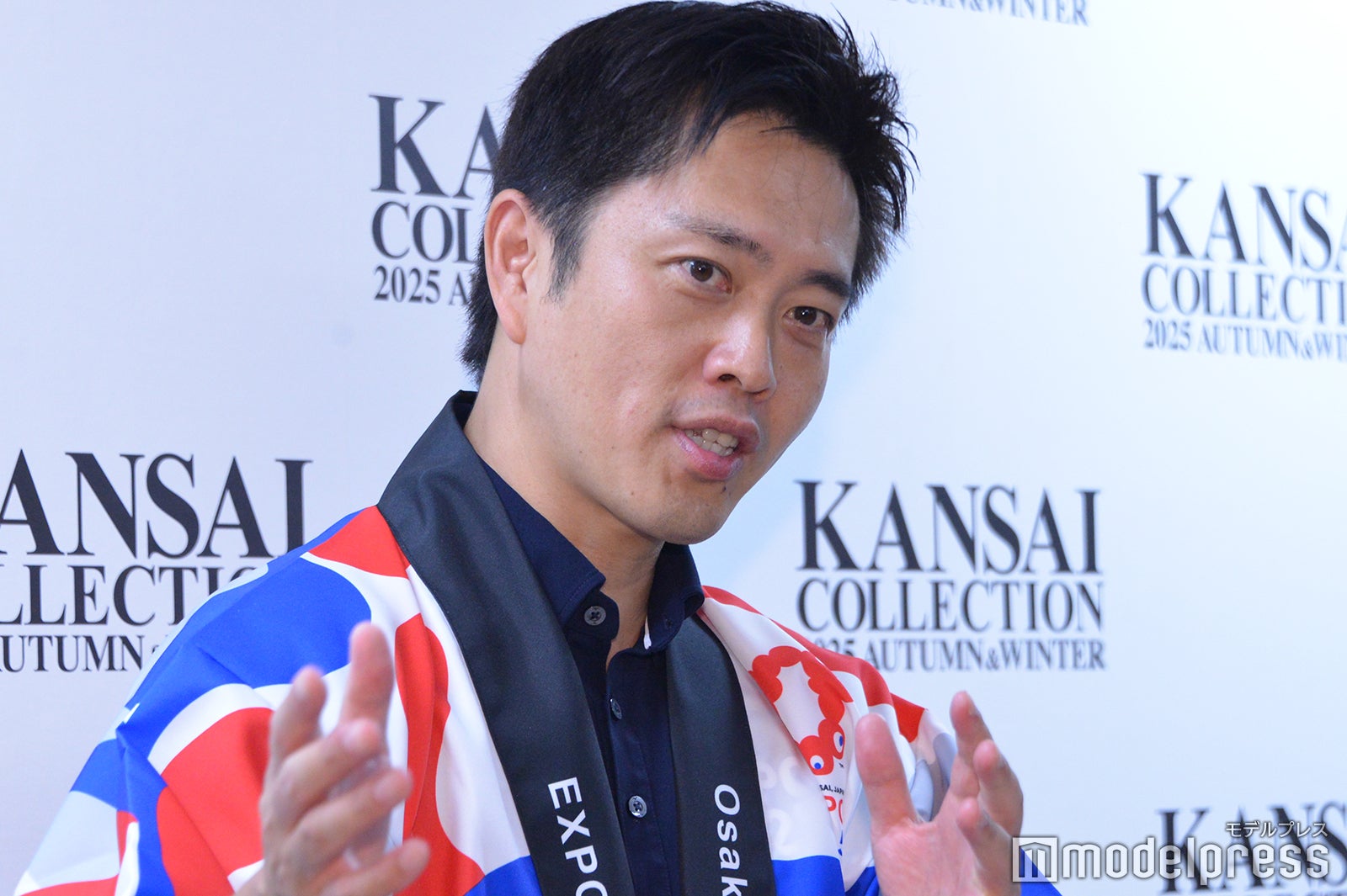 ランウェイ直後の吉村大阪府知事に直撃「すごい熱量とパワーで圧倒されました」ミャクミャクハッピ着用で笑顔【関コレ2025A/W】