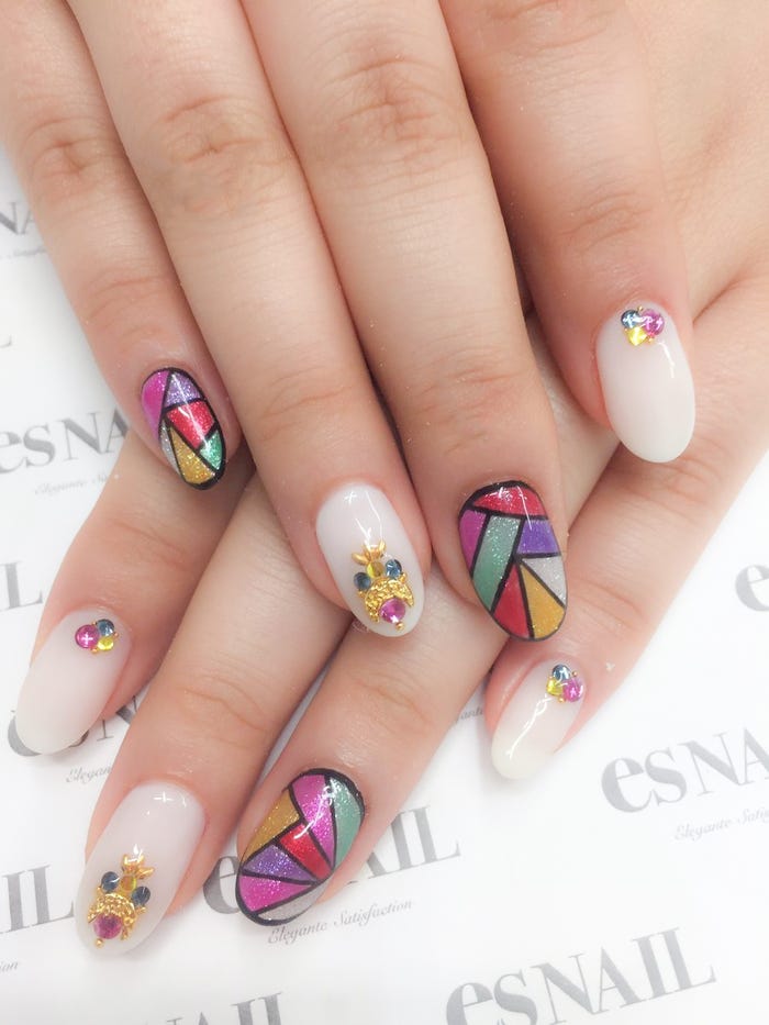 ステンドガラス風で周りと差をつけて(画像提供:esNAIL)