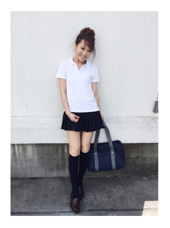 ミニスカ制服姿を披露した鈴木奈々／オフィシャルブログ（LINE）より