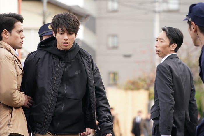 山田裕貴(中央)/「イノセンス~冤罪弁護士~」第2話より(C)日本テレビ