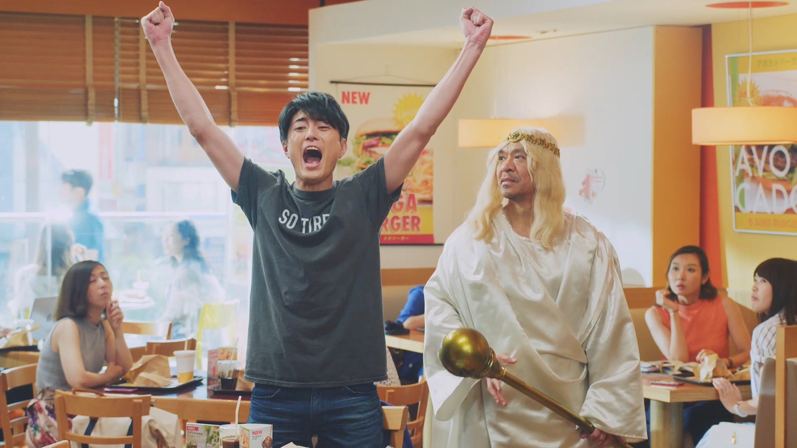 間宮祥太朗、松本人志／新CM「やる気の出る歌」30秒 熱唱篇より（提供写真）