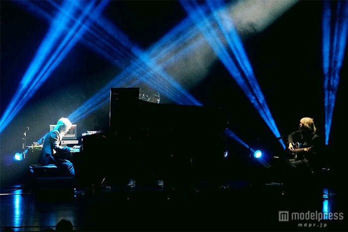 ゲストギタリスト・葛城哲哉と共演