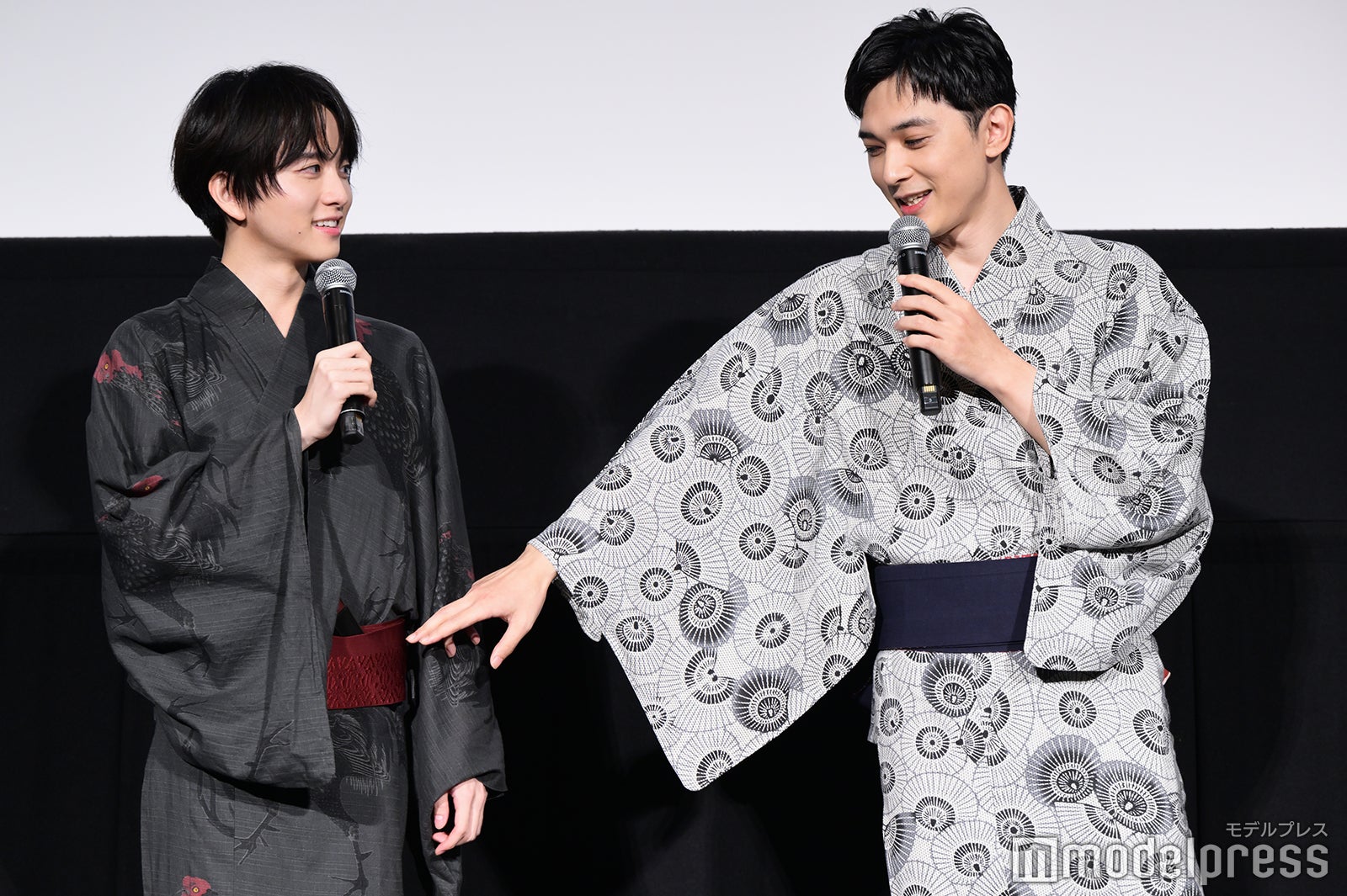 板垣李光人の浴衣姿を褒める吉沢亮（C）モデルプレス