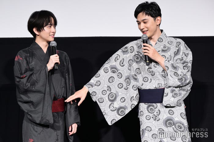 板垣李光人の浴衣姿を褒める吉沢亮(C)モデルプレス