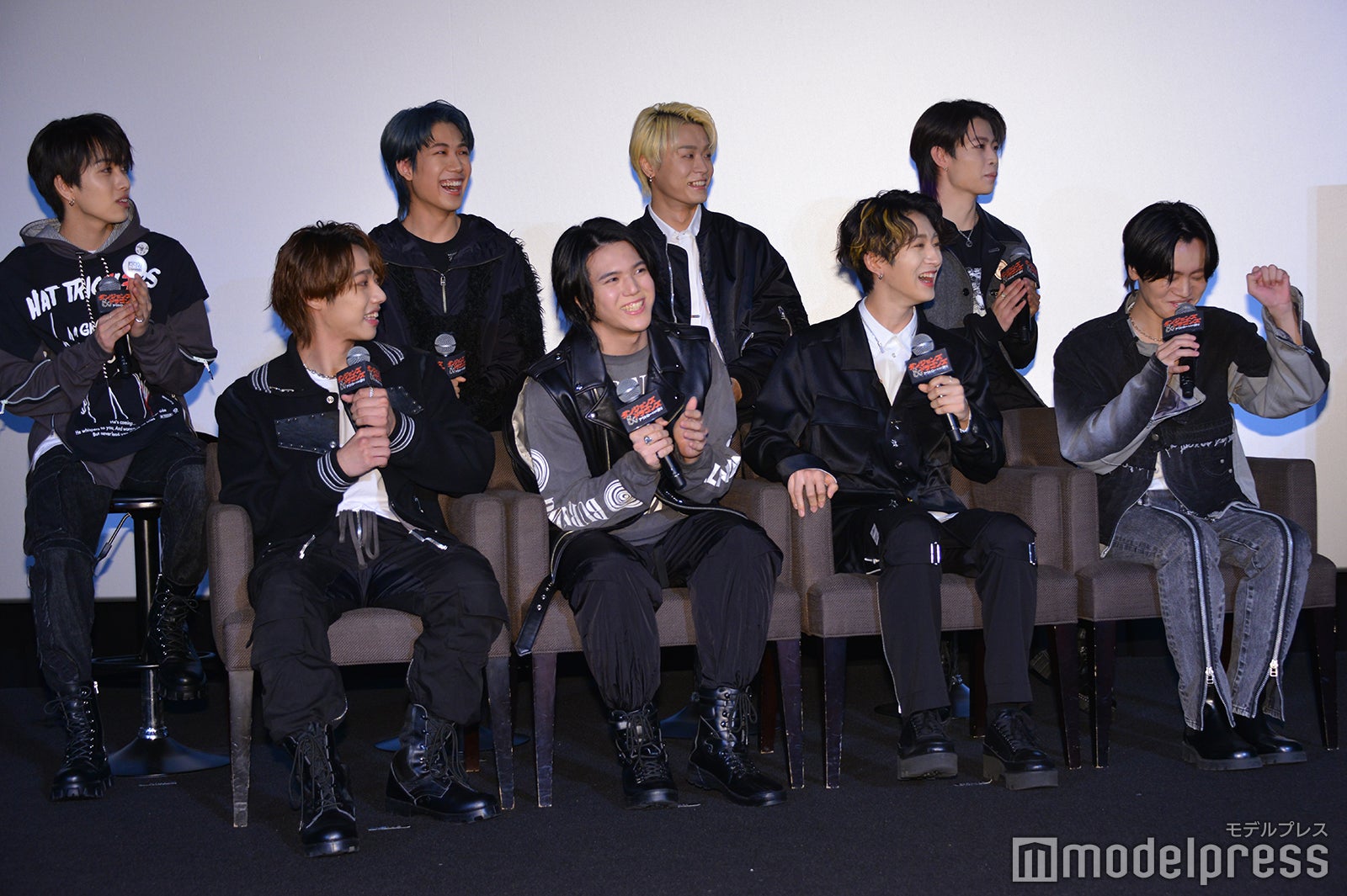 沸き起こる拍手を止めるKAIRYUと笑うメンバー（C）モデルプレス