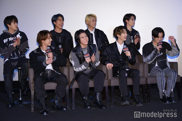 沸き起こる拍手を止めるKAIRYUと笑うメンバー(C)モデルプレス