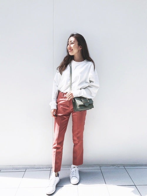 女性のスニーカー通勤コーデ 21 オフィスでも合わせられる着こなしのコツ モデルプレス
