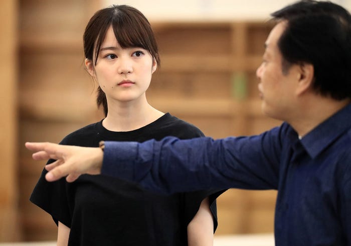 「モーツァルト!」の稽古で小池修一郎氏の指導を受ける生田絵梨花(C)日刊スポーツ新聞社
